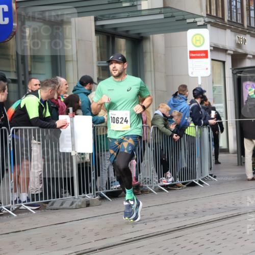 05.10.2025 - 20. swb-Marathon Bremen Strokosch-Dieckow http://msf.ph/oto/9233911 05.10.2025 10:42:41 Ziel 9006, 9302, 9524, 9558, 10045, 10474, 10553, 10624, 10961, 10979, 11476, 11640, 9006, 9302, 9524, 9558, 10045, 10474, 10553, 10624, 10961, 10979, 11476, 11640 meine-sportfotos.de