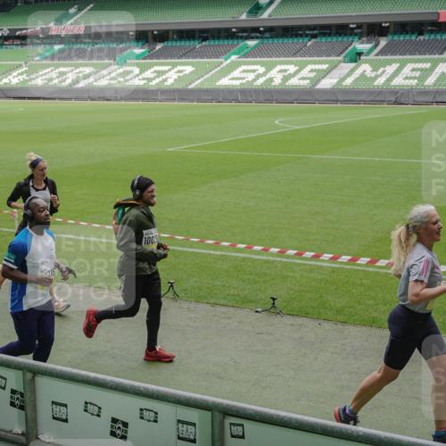 05.10.2025 - 20. swb-Marathon Bremen Michael Burmester http://msf.ph/oto/9233914 05.10.2025 10:31:41 Laufen im Stadion 7193, 7251, 8888, 9004, 9172, 9196, 9226, 9252, 9256, 9263, 9267, 9277, 9287, 9337, 9415, 9416, 9425, 9431, 9449, 9457, 9506, 9581, 9584, 9715, 9742, 9791, 9807, 9852, 9871, 9903, 9934, 10014, 10016, 10019, 10020, 10029, 10057, 10163, 10199, 10206, 10222, 10226, 10240, 10279, 10296, 10310, 10317, 10321, 10327, 10335, 10356, 10369, 10438, 10449, 10468, 10514, 10537, 10543, 10609, 10616, 10636, 10638, 10655, 10662, 10668, 10669, 10698, 10719, 10743, 10785, 9214 meine-sportfotos.de