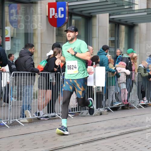 05.10.2025 - 20. swb-Marathon Bremen Strokosch-Dieckow http://msf.ph/oto/9233926 05.10.2025 10:42:42 Ziel 9006, 9302, 9558, 10045, 10474, 10553, 10624, 10961, 10979, 11476, 11640, 9006, 9302, 9558, 10045, 10474, 10553, 10624, 10961, 10979, 11476, 11640 meine-sportfotos.de