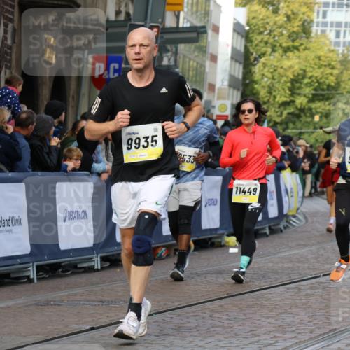 05.10.2025 - 20. swb-Marathon Bremen Strokosch-Dieckow http://msf.ph/oto/9233933 05.10.2025 10:54:11 Ziel 9402, 9574, 9900, 9935, 10234, 10402, 10533, 11151, 11203, 11347, 11449 meine-sportfotos.de