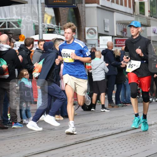 05.10.2025 - 20. swb-Marathon Bremen Strokosch-Dieckow http://msf.ph/oto/9233938 05.10.2025 10:42:43 Ziel 9006, 9302, 9558, 10045, 10474, 10541, 10553, 10624, 10961, 10979, 11304, 11476, 11640, 9006, 9302, 9558, 10045, 10474, 10541, 10553, 10624, 10961, 10979, 11304, 11476, 11640 meine-sportfotos.de