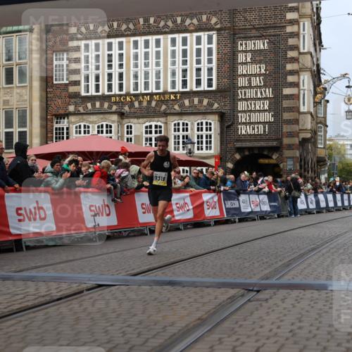 05.10.2025 - 20. swb-Marathon Bremen Yannick Fuchs http://msf.ph/oto/9233940 05.10.2025 10:34:43 Ziel 9319, 10718 meine-sportfotos.de