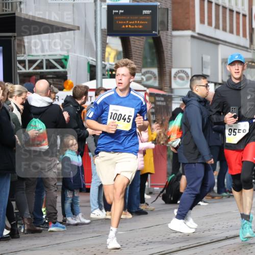 05.10.2025 - 20. swb-Marathon Bremen Strokosch-Dieckow http://msf.ph/oto/9233946 05.10.2025 10:42:44 Ziel 9006, 9302, 9558, 10045, 10474, 10541, 10553, 10624, 10961, 10979, 11304, 11476, 11640, 9006, 9302, 9558, 10045, 10474, 10541, 10553, 10624, 10961, 10979, 11304, 11476, 11640 meine-sportfotos.de