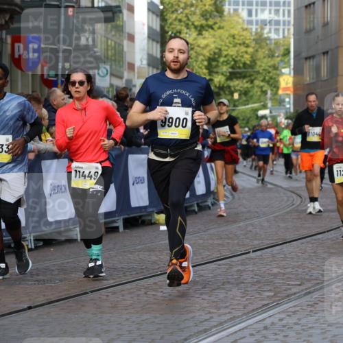 05.10.2025 - 20. swb-Marathon Bremen Strokosch-Dieckow http://msf.ph/oto/9233975 05.10.2025 10:54:12 Ziel 9402, 9574, 9900, 9935, 10234, 10402, 10533, 11203, 11347, 11449 meine-sportfotos.de