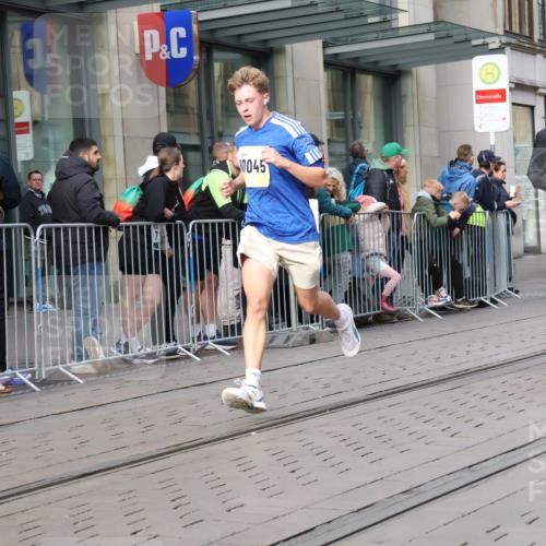 05.10.2025 - 20. swb-Marathon Bremen Strokosch-Dieckow http://msf.ph/oto/9233986 05.10.2025 10:42:47 Ziel 9006, 9302, 9558, 10045, 10474, 10541, 10553, 10624, 10961, 10979, 11304, 11476, 9006, 9302, 9558, 10045, 10474, 10541, 10553, 10624, 10961, 10979, 11304, 11476 meine-sportfotos.de