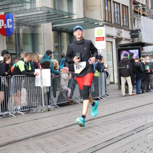 05.10.2025 - 20. swb-Marathon Bremen Strokosch-Dieckow http://msf.ph/oto/9233999 05.10.2025 10:42:47 Ziel 9006, 9302, 9558, 10045, 10474, 10541, 10553, 10624, 10961, 10979, 11304, 11476, 9006, 9302, 9558, 10045, 10474, 10541, 10553, 10624, 10961, 10979, 11304, 11476 meine-sportfotos.de