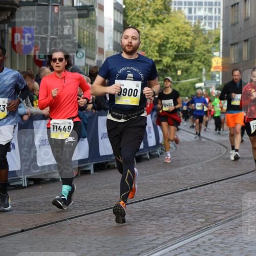 05.10.2025 - 20. swb-Marathon Bremen Strokosch-Dieckow http://msf.ph/oto/9234000 05.10.2025 10:54:12 Ziel 9402, 9574, 9900, 9935, 10234, 10402, 10533, 11203, 11347, 11449 meine-sportfotos.de