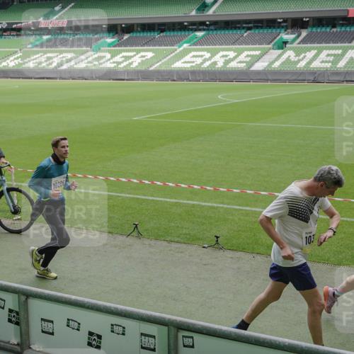 05.10.2025 - 20. swb-Marathon Bremen Michael Burmester http://msf.ph/oto/9234007 05.10.2025 10:31:45 Laufen im Stadion 7193, 7251, 8888, 9004, 9172, 9196, 9226, 9252, 9256, 9263, 9267, 9287, 9337, 9415, 9431, 9449, 9457, 9506, 9581, 9584, 9715, 9742, 9791, 9807, 9852, 9871, 9903, 9934, 10014, 10016, 10019, 10020, 10029, 10038, 10057, 10064, 10163, 10199, 10206, 10222, 10226, 10240, 10242, 10279, 10296, 10310, 10317, 10321, 10327, 10335, 10356, 10369, 10438, 10468, 10514, 10537, 10543, 10609, 10616, 10636, 10638, 10655, 10662, 10668, 10669, 10698, 10719, 10743, 10785, 9214 meine-sportfotos.de