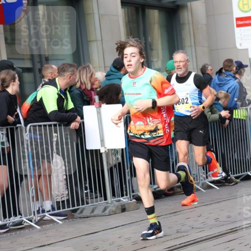 05.10.2025 - 20. swb-Marathon Bremen Strokosch-Dieckow http://msf.ph/oto/9234018 05.10.2025 10:42:51 Ziel 9006, 9302, 9558, 9967, 10045, 10474, 10541, 10553, 10961, 10979, 11304, 11476, 9006, 9302, 9558, 9967, 10045, 10474, 10541, 10553, 10961, 10979, 11304, 11476 meine-sportfotos.de