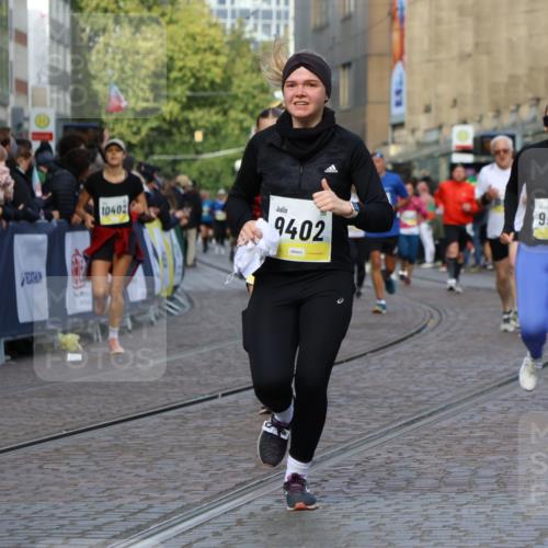 05.10.2025 - 20. swb-Marathon Bremen Strokosch-Dieckow http://msf.ph/oto/9234020 05.10.2025 10:54:13 Ziel 9402, 9574, 9900, 9935, 10234, 10402, 10533, 10915, 11203, 11449 meine-sportfotos.de