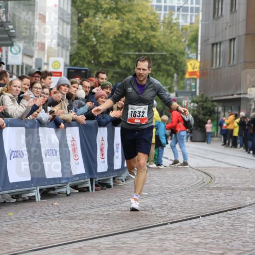 05.10.2025 - 20. swb-Marathon Bremen Strokosch-Dieckow http://msf.ph/oto/9234025 05.10.2025 12:36:31 Ziel 1632 meine-sportfotos.de