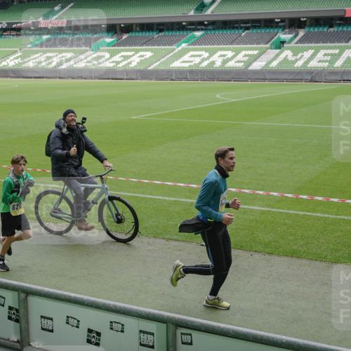 05.10.2025 - 20. swb-Marathon Bremen Michael Burmester http://msf.ph/oto/9234032 05.10.2025 10:31:46 Laufen im Stadion 7193, 7251, 8118, 8888, 9004, 9172, 9196, 9226, 9252, 9256, 9263, 9267, 9287, 9337, 9415, 9431, 9449, 9457, 9506, 9581, 9584, 9715, 9742, 9791, 9807, 9852, 9871, 9903, 9934, 10014, 10016, 10019, 10020, 10029, 10038, 10057, 10064, 10075, 10163, 10199, 10206, 10222, 10226, 10240, 10242, 10279, 10296, 10310, 10317, 10321, 10327, 10335, 10356, 10369, 10438, 10468, 10514, 10537, 10543, 10609, 10616, 10636, 10638, 10655, 10662, 10668, 10669, 10698, 10719, 10743, 10785 meine-sportfotos.de