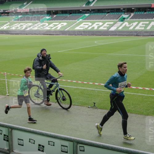 05.10.2025 - 20. swb-Marathon Bremen Michael Burmester http://msf.ph/oto/9234048 05.10.2025 10:31:46 Laufen im Stadion 7193, 7251, 8118, 8888, 9004, 9172, 9196, 9226, 9252, 9256, 9263, 9267, 9287, 9337, 9415, 9431, 9449, 9457, 9506, 9581, 9584, 9715, 9742, 9791, 9807, 9852, 9871, 9903, 9934, 10014, 10016, 10019, 10020, 10029, 10038, 10057, 10064, 10075, 10163, 10199, 10206, 10222, 10226, 10240, 10242, 10279, 10296, 10310, 10317, 10321, 10327, 10335, 10356, 10369, 10438, 10468, 10514, 10537, 10543, 10609, 10616, 10636, 10638, 10655, 10662, 10668, 10669, 10698, 10719, 10743, 10785 meine-sportfotos.de