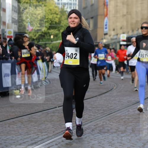 05.10.2025 - 20. swb-Marathon Bremen Strokosch-Dieckow http://msf.ph/oto/9234052 05.10.2025 10:54:13 Ziel 9402, 9574, 9900, 9935, 10234, 10402, 10533, 10915, 11203, 11449 meine-sportfotos.de
