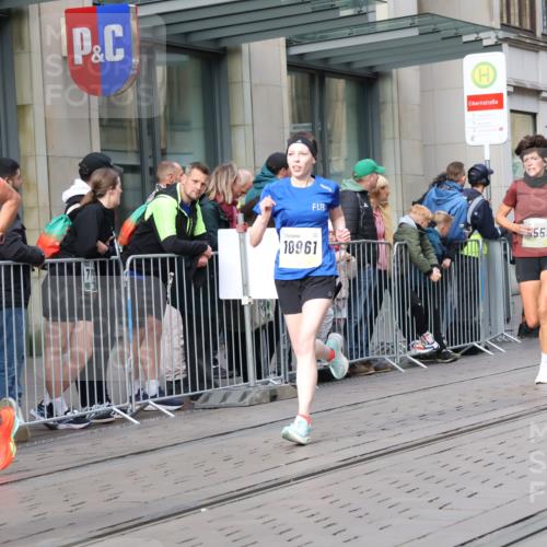 05.10.2025 - 20. swb-Marathon Bremen Strokosch-Dieckow http://msf.ph/oto/9234056 05.10.2025 10:42:52 Ziel 9006, 9302, 9558, 9967, 10045, 10474, 10541, 10553, 10961, 10979, 11304, 11476, 9006, 9302, 9558, 9967, 10045, 10474, 10541, 10553, 10961, 10979, 11304, 11476 meine-sportfotos.de