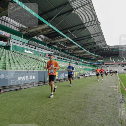 05.10.2025 - 20. swb-Marathon Bremen Michael Burmester http://msf.ph/oto/9234062 05.10.2025 12:57:19 Laufen im Stadion 31, 237, 246, 299, 305, 479, 613, 820, 833, 1161, 1317, 1382, 1491, 1595, 1627, 1971, 1977, 2166, 2269, 2304, 2436, 2522, 3396, 3471, 3591, 3798, 3813, 3969, 4089, 4484, 4496, 4821, 5100, 5104, 5149, 5503, 5664, 6250, 6267, 6486, 6493, 6510, 6534, 6535, 6768, 7017, 7086, 7283, 7371, 7390, 7490, 7546, 7578, 7940, 8023, 8128, 8479, 8564, 8801, 8903, 8964, 8973, 8993, 9054, 9129, 9983, 591, 1380, 1679, 2263, 2438, 2571, 2634, 3392, 3606, 3980, 4101, 5255, 5469 meine-sportfotos.de