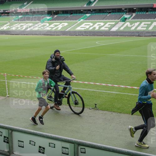 05.10.2025 - 20. swb-Marathon Bremen Michael Burmester http://msf.ph/oto/9234068 05.10.2025 10:31:46 Laufen im Stadion 7193, 7251, 8118, 8888, 9004, 9172, 9196, 9226, 9252, 9256, 9263, 9267, 9287, 9337, 9415, 9431, 9449, 9457, 9506, 9581, 9584, 9715, 9742, 9791, 9807, 9852, 9871, 9903, 9934, 10014, 10016, 10019, 10020, 10029, 10038, 10057, 10064, 10075, 10163, 10199, 10206, 10222, 10226, 10240, 10242, 10279, 10296, 10310, 10317, 10321, 10327, 10335, 10356, 10369, 10438, 10468, 10514, 10537, 10543, 10609, 10616, 10636, 10638, 10655, 10662, 10668, 10669, 10698, 10719, 10743, 10785 meine-sportfotos.de