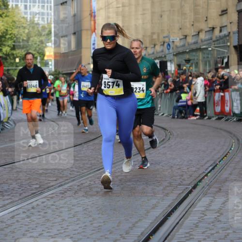 05.10.2025 - 20. swb-Marathon Bremen Strokosch-Dieckow http://msf.ph/oto/9234075 05.10.2025 10:54:15 Ziel 9402, 9574, 9900, 9935, 10234, 10402, 10533, 10915, 11040, 11203, 11449 meine-sportfotos.de