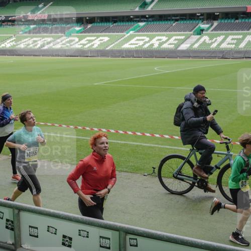 05.10.2025 - 20. swb-Marathon Bremen Michael Burmester http://msf.ph/oto/9234093 05.10.2025 10:31:47 Laufen im Stadion 7193, 7251, 8118, 8888, 9004, 9172, 9196, 9226, 9252, 9256, 9263, 9267, 9287, 9337, 9415, 9427, 9431, 9449, 9457, 9506, 9581, 9584, 9715, 9742, 9791, 9807, 9852, 9871, 9903, 9934, 10014, 10016, 10019, 10020, 10029, 10038, 10057, 10064, 10075, 10163, 10199, 10206, 10222, 10226, 10240, 10242, 10279, 10296, 10310, 10317, 10321, 10327, 10335, 10356, 10369, 10438, 10468, 10537, 10543, 10609, 10616, 10636, 10638, 10655, 10662, 10668, 10669, 10698, 10719, 10743, 10785 meine-sportfotos.de