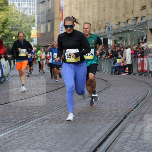 05.10.2025 - 20. swb-Marathon Bremen Strokosch-Dieckow http://msf.ph/oto/9234094 05.10.2025 10:54:15 Ziel 9402, 9574, 9900, 9935, 10234, 10402, 10533, 10915, 11040, 11203, 11449 meine-sportfotos.de