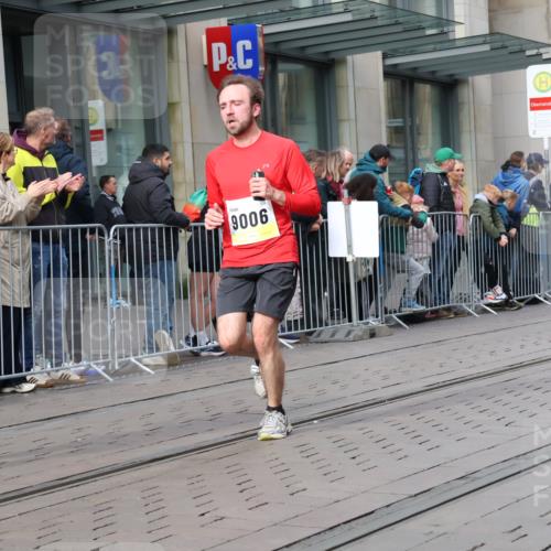 05.10.2025 - 20. swb-Marathon Bremen Strokosch-Dieckow http://msf.ph/oto/9234107 05.10.2025 10:42:55 Ziel 9006, 9302, 9558, 9967, 10474, 10541, 10553, 10961, 10979, 11304, 11476, 9006, 9302, 9558, 9967, 10474, 10541, 10553, 10961, 10979, 11304, 11476 meine-sportfotos.de