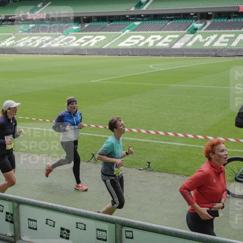 05.10.2025 - 20. swb-Marathon Bremen Michael Burmester http://msf.ph/oto/9234112 05.10.2025 10:31:48 Laufen im Stadion 7193, 7251, 8118, 8888, 9004, 9172, 9196, 9226, 9252, 9256, 9267, 9287, 9337, 9415, 9427, 9431, 9449, 9457, 9506, 9581, 9584, 9715, 9742, 9791, 9807, 9852, 9871, 9903, 9934, 10014, 10016, 10019, 10020, 10029, 10038, 10057, 10064, 10075, 10128, 10163, 10199, 10206, 10222, 10226, 10240, 10242, 10262, 10279, 10296, 10310, 10321, 10327, 10335, 10356, 10369, 10438, 10468, 10537, 10543, 10609, 10616, 10636, 10638, 10655, 10662, 10668, 10669, 10698, 10719, 10743, 10785 meine-sportfotos.de
