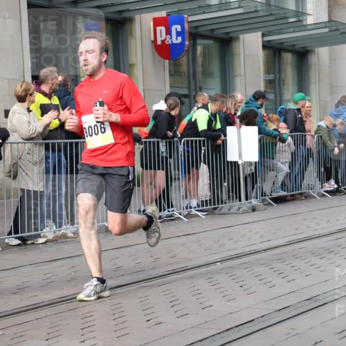 05.10.2025 - 20. swb-Marathon Bremen Strokosch-Dieckow http://msf.ph/oto/9234118 05.10.2025 10:42:55 Ziel 9006, 9302, 9558, 9967, 10474, 10541, 10553, 10961, 10979, 11304, 11476, 9006, 9302, 9558, 9967, 10474, 10541, 10553, 10961, 10979, 11304, 11476 meine-sportfotos.de