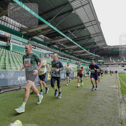 05.10.2025 - 20. swb-Marathon Bremen Michael Burmester http://msf.ph/oto/9234133 05.10.2025 12:57:31 Laufen im Stadion 31, 237, 246, 299, 305, 415, 479, 613, 820, 833, 1317, 1382, 1491, 1595, 1627, 1971, 1977, 2166, 2234, 2240, 2269, 2304, 2436, 2522, 3396, 3471, 3591, 3798, 3813, 3969, 3977, 4089, 4102, 4401, 4484, 4496, 4821, 5100, 5104, 5149, 5503, 5645, 5664, 6250, 6267, 6372, 6486, 6493, 6510, 6525, 6534, 6535, 6768, 7017, 7086, 7371, 7390, 7546, 7578, 7731, 7911, 7940, 8023, 8128, 8479, 8801, 8903, 8964, 8973, 8993, 9129, 9983, 11658, 591, 1161, 2571, 2634, 3606, 5255 meine-sportfotos.de