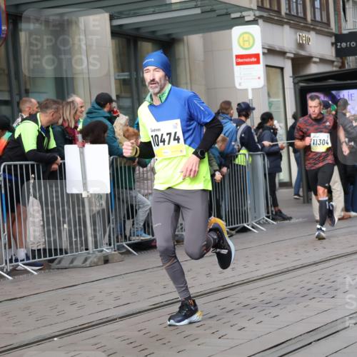 05.10.2025 - 20. swb-Marathon Bremen Strokosch-Dieckow http://msf.ph/oto/9234137 05.10.2025 10:42:56 Ziel 9006, 9302, 9558, 9967, 10474, 10541, 10553, 10961, 10979, 11304, 11476, 9006, 9302, 9558, 9967, 10474, 10541, 10553, 10961, 10979, 11304, 11476 meine-sportfotos.de