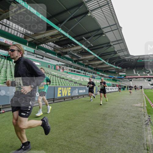 05.10.2025 - 20. swb-Marathon Bremen Michael Burmester http://msf.ph/oto/9234158 05.10.2025 12:57:35 Laufen im Stadion 31, 237, 246, 299, 305, 415, 479, 613, 820, 833, 1317, 1382, 1491, 1627, 1971, 1977, 2166, 2234, 2240, 2269, 2304, 2436, 2522, 2662, 3396, 3471, 3591, 3798, 3813, 3969, 3977, 4089, 4102, 4287, 4401, 4484, 4496, 4821, 5100, 5104, 5149, 5503, 5562, 5645, 5664, 6250, 6267, 6317, 6372, 6486, 6493, 6510, 6525, 6534, 6535, 6768, 6999, 7086, 7371, 7390, 7546, 7578, 7731, 7911, 7940, 8023, 8128, 8801, 8903, 8964, 8973, 8993, 9129, 9983, 11658, 1161, 1595, 2571, 5255 meine-sportfotos.de