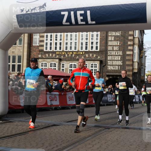 05.10.2025 - 20. swb-Marathon Bremen Yannick Fuchs http://msf.ph/oto/9234159 05.10.2025 11:04:00 Ziel 7788, 9241, 9379, 9571, 10106, 10238, 10265, 10271, 11039, 11272, 11306 meine-sportfotos.de
