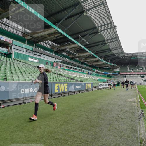 05.10.2025 - 20. swb-Marathon Bremen Michael Burmester http://msf.ph/oto/9234185 05.10.2025 12:57:41 Laufen im Stadion 237, 246, 305, 415, 613, 820, 833, 1317, 1382, 1491, 1971, 2166, 2234, 2240, 2269, 2304, 2436, 2522, 2662, 3396, 3591, 3798, 3813, 3969, 3977, 4089, 4102, 4287, 4401, 4496, 4747, 4821, 5100, 5104, 5149, 5503, 5562, 5645, 5664, 5728, 6161, 6250, 6267, 6317, 6372, 6486, 6510, 6525, 6534, 6535, 6768, 6999, 7053, 7086, 7371, 7390, 7546, 7578, 7588, 7731, 7911, 7940, 8023, 8128, 8801, 8827, 8903, 8964, 8973, 8993, 9129, 9151, 9983, 11658, 31, 299, 479, 1161, 1595, 1627 meine-sportfotos.de