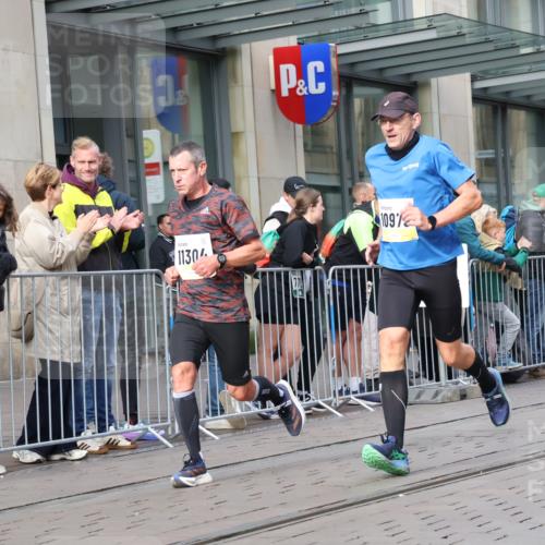 05.10.2025 - 20. swb-Marathon Bremen Strokosch-Dieckow http://msf.ph/oto/9234203 05.10.2025 10:42:59 Ziel 9006, 9967, 10474, 10541, 10553, 10979, 11304, 11476, 9006, 9967, 10474, 10541, 10553, 10979, 11304, 11476 meine-sportfotos.de