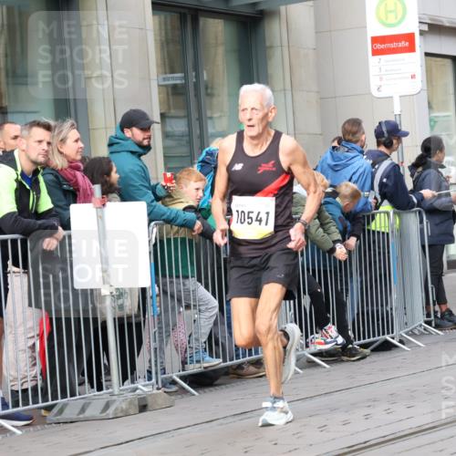 05.10.2025 - 20. swb-Marathon Bremen Strokosch-Dieckow http://msf.ph/oto/9234220 05.10.2025 10:43:00 Ziel 9006, 9967, 10474, 10541, 10553, 10979, 11304, 9006, 9967, 10474, 10541, 10553, 10979, 11304 meine-sportfotos.de