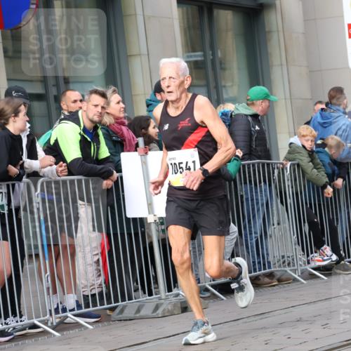 05.10.2025 - 20. swb-Marathon Bremen Strokosch-Dieckow http://msf.ph/oto/9234227 05.10.2025 10:43:00 Ziel 9006, 9967, 10474, 10541, 10553, 10979, 11304, 9006, 9967, 10474, 10541, 10553, 10979, 11304 meine-sportfotos.de