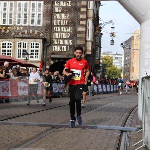 05.10.2025 - 20. swb-Marathon Bremen Yannick Fuchs http://msf.ph/oto/9234248 05.10.2025 11:04:06 Ziel 7788, 9241, 9379, 9398, 9571, 10106, 10205, 10265, 10271, 10551, 11183, 11272, 11609 meine-sportfotos.de