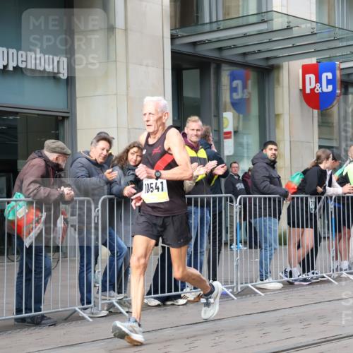 05.10.2025 - 20. swb-Marathon Bremen Strokosch-Dieckow http://msf.ph/oto/9234260 05.10.2025 10:43:02 Ziel 9545, 9967, 10474, 10541, 10979, 11304, 9545, 9967, 10474, 10541, 10979, 11304 meine-sportfotos.de
