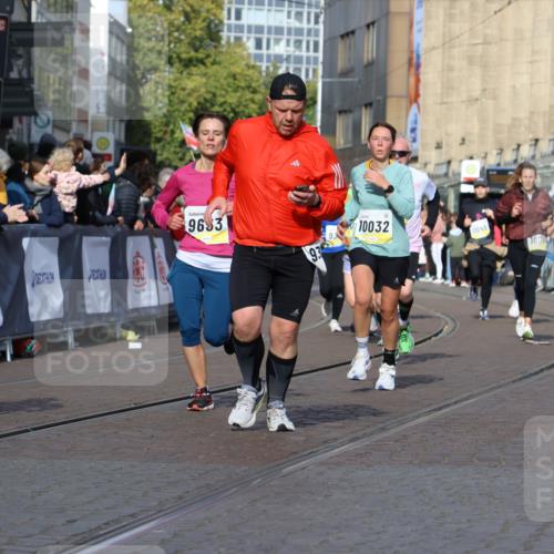 05.10.2025 - 20. swb-Marathon Bremen Strokosch-Dieckow http://msf.ph/oto/9234264 05.10.2025 10:54:26 Ziel 9367, 9392, 9407, 9633, 10032, 10097, 10178, 10810, 11040, 11045, 11089, 11271 meine-sportfotos.de