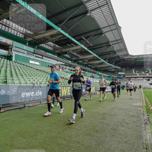05.10.2025 - 20. swb-Marathon Bremen Michael Burmester http://msf.ph/oto/9234267 05.10.2025 12:57:55 Laufen im Stadion 90, 237, 415, 613, 820, 846, 963, 1317, 1382, 1491, 2158, 2234, 2240, 2304, 2522, 2648, 2662, 2821, 2893, 3373, 3396, 3591, 3602, 3798, 3969, 3977, 4089, 4102, 4287, 4389, 4401, 4446, 4496, 4747, 4821, 5100, 5149, 5163, 5313, 5562, 5645, 5728, 5917, 6161, 6317, 6326, 6372, 6486, 6525, 6534, 6535, 6768, 6999, 7053, 7371, 7588, 7731, 7911, 7940, 8023, 8091, 8113, 8128, 8328, 8576, 8801, 8827, 8903, 8964, 8993, 9151, 9983, 11658, 31, 246, 299, 305, 479, 833, 1382, 1627 meine-sportfotos.de