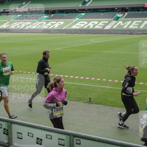 05.10.2025 - 20. swb-Marathon Bremen Michael Burmester http://msf.ph/oto/9234280 05.10.2025 10:31:53 Laufen im Stadion 7193, 7251, 8118, 8888, 9004, 9172, 9196, 9226, 9252, 9256, 9287, 9337, 9415, 9427, 9431, 9457, 9506, 9581, 9621, 9701, 9791, 9807, 9852, 9871, 9903, 9956, 10014, 10019, 10020, 10029, 10038, 10057, 10064, 10075, 10128, 10163, 10199, 10206, 10222, 10226, 10240, 10242, 10262, 10279, 10296, 10310, 10321, 10327, 10335, 10369, 10438, 10468, 10537, 10543, 10609, 10616, 10636, 10638, 10655, 10662, 10668, 10669, 10698, 10719, 10743, 10785, 9267 meine-sportfotos.de