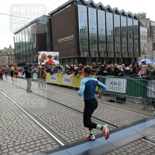 05.10.2025 - 20. swb-Marathon Bremen Yannick Fuchs http://msf.ph/oto/9234294 05.10.2025 10:34:58 Ziel 10410 meine-sportfotos.de