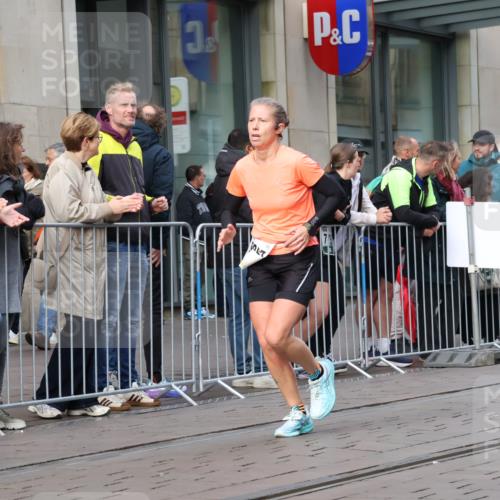 05.10.2025 - 20. swb-Marathon Bremen Strokosch-Dieckow http://msf.ph/oto/9234301 05.10.2025 10:43:09 Ziel 9545, 9967, 10304, 9545, 9967, 10304 meine-sportfotos.de