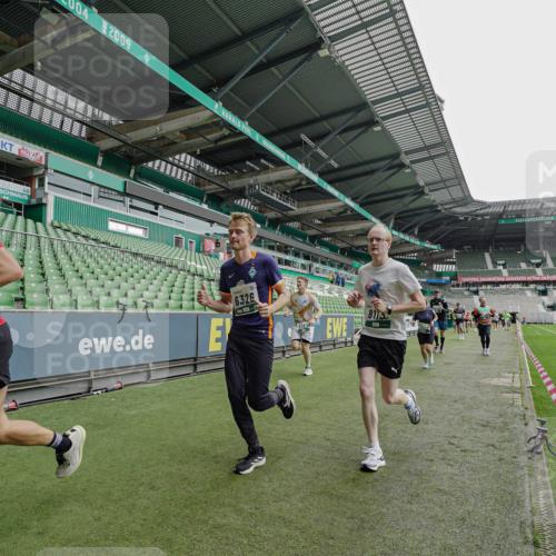 05.10.2025 - 20. swb-Marathon Bremen Michael Burmester http://msf.ph/oto/9234302 05.10.2025 12:57:58 Laufen im Stadion 90, 237, 415, 613, 820, 846, 963, 1317, 1491, 2158, 2234, 2240, 2304, 2522, 2648, 2662, 2821, 2893, 3373, 3396, 3573, 3591, 3602, 3798, 3969, 3977, 4089, 4102, 4287, 4389, 4401, 4446, 4496, 4709, 4747, 4821, 5100, 5149, 5163, 5313, 5562, 5645, 5728, 5917, 6161, 6317, 6326, 6372, 6486, 6525, 6534, 6535, 6676, 6999, 7053, 7371, 7588, 7731, 7813, 7911, 7940, 8023, 8091, 8113, 8128, 8328, 8576, 8801, 8827, 8964, 8993, 9151, 9983, 11658, 246, 305, 833, 1382 meine-sportfotos.de
