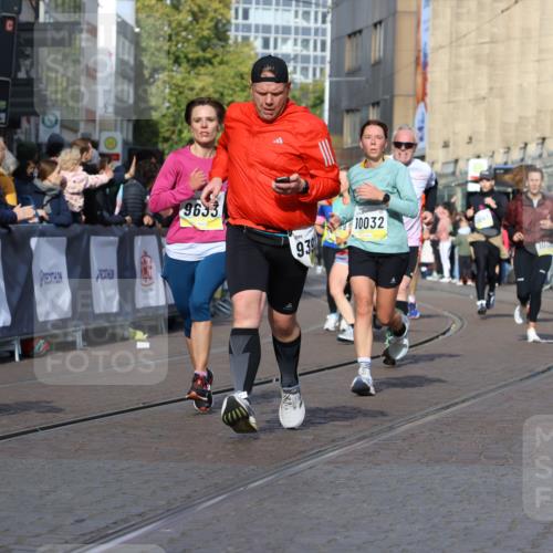 05.10.2025 - 20. swb-Marathon Bremen Strokosch-Dieckow http://msf.ph/oto/9234304 05.10.2025 10:54:26 Ziel 9367, 9392, 9407, 9633, 10032, 10097, 10178, 10810, 11040, 11045, 11089, 11271 meine-sportfotos.de
