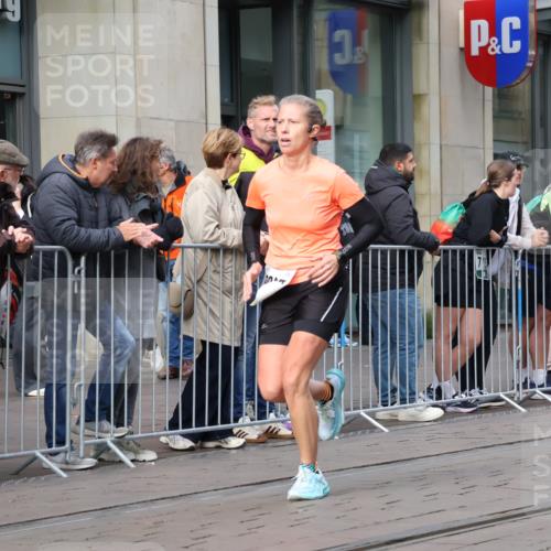 05.10.2025 - 20. swb-Marathon Bremen Strokosch-Dieckow http://msf.ph/oto/9234308 05.10.2025 10:43:09 Ziel 9545, 9967, 10304, 9545, 9967, 10304 meine-sportfotos.de