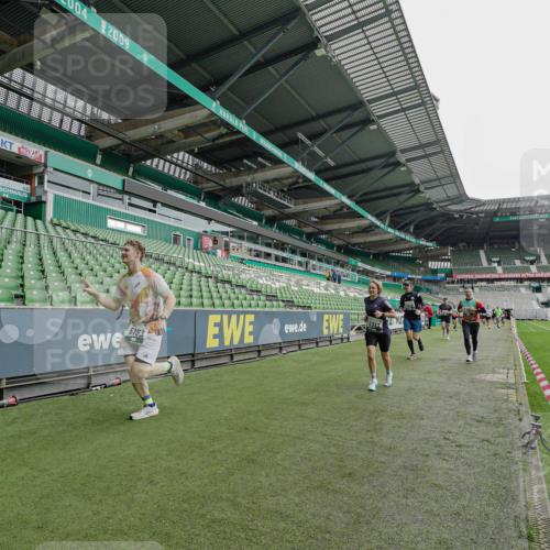 05.10.2025 - 20. swb-Marathon Bremen Michael Burmester http://msf.ph/oto/9234310 05.10.2025 12:57:59 Laufen im Stadion 90, 237, 415, 613, 820, 846, 963, 1317, 1491, 2158, 2234, 2240, 2304, 2522, 2648, 2662, 2821, 2893, 3373, 3396, 3573, 3591, 3602, 3798, 3969, 3977, 4089, 4102, 4287, 4389, 4401, 4446, 4496, 4709, 4747, 4821, 5100, 5149, 5163, 5214, 5313, 5562, 5645, 5728, 5917, 6161, 6317, 6326, 6372, 6486, 6525, 6534, 6535, 6676, 6999, 7053, 7371, 7588, 7731, 7813, 7911, 7940, 8023, 8091, 8113, 8128, 8328, 8576, 8801, 8827, 8964, 8993, 9151, 9983, 11658, 246, 305, 833, 1382 meine-sportfotos.de