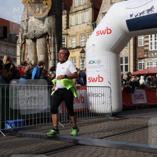 05.10.2025 - 20. swb-Marathon Bremen Yannick Fuchs http://msf.ph/oto/9234312 05.10.2025 11:04:08 Ziel 9379, 9398, 10205, 10265, 10271, 10551, 11183, 11609 meine-sportfotos.de