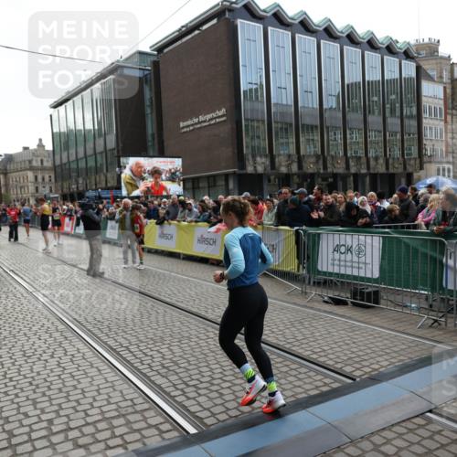 05.10.2025 - 20. swb-Marathon Bremen Yannick Fuchs http://msf.ph/oto/9234314 05.10.2025 10:34:58 Ziel 10410 meine-sportfotos.de