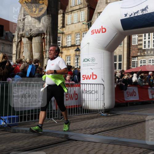 05.10.2025 - 20. swb-Marathon Bremen Yannick Fuchs http://msf.ph/oto/9234322 05.10.2025 11:04:08 Ziel 9379, 9398, 10205, 10265, 10271, 10551, 11183, 11609 meine-sportfotos.de