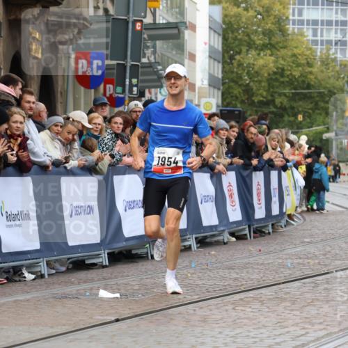 05.10.2025 - 20. swb-Marathon Bremen Strokosch-Dieckow http://msf.ph/oto/9234323 05.10.2025 12:36:55 Ziel 1954 meine-sportfotos.de